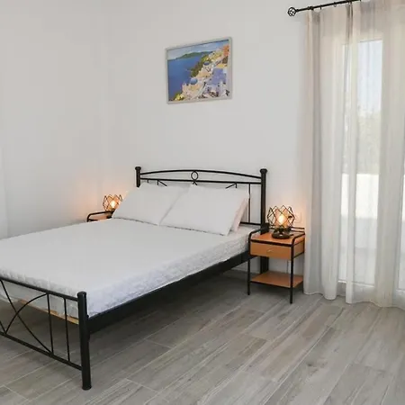 Santorini Life Vibrant Studio 50m From The Beach 아파트